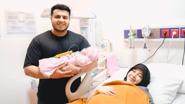 Spill Nama dan Wajah Bayi, Intip 5 Potret Miskah Shafa Jalani Persalinan Normal